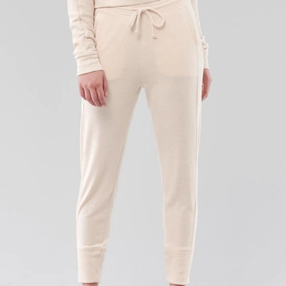 Cream Gilly Hicks Dreamworthy Soft Ribbed Set, Joggers, Sweater, Shorts. Size M - Picture 3 of 11